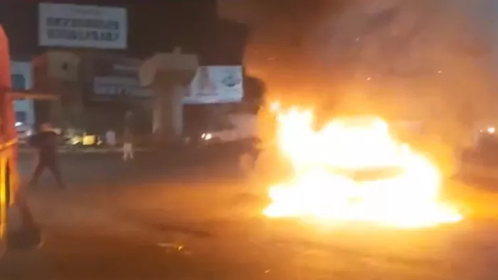 बीच सड़क पर अचानक जल गई CNG कार