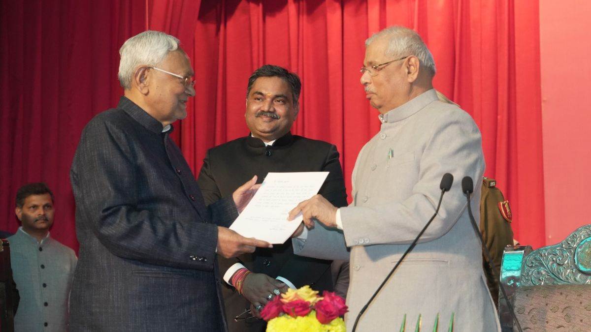 nitish kumar swearing in ceremony arrived just five minutes before the swearing in bijendra yadav arrived at the time of mic testing