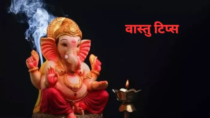 Lord Ganesh: घर के मुख्य द्वार पर लगाएं भगवान गणेश जी की तस्वीर, वास्तु दोष से मिलेगा छुटकारा