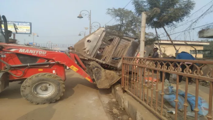 मेडिकल कालेज रोड के किनारे से ठेला उठाती नगर निगम की टीम, सौजन्य नगर निगम