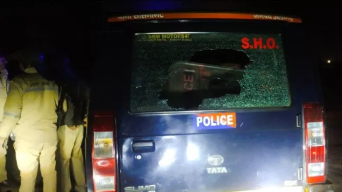 अलीगढ़ में हुए बवाल में क्षतिग्रस्त पुलिस की गाड़ी।