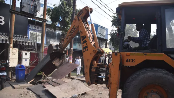 Bulldozer Action: बुलडोजर द्वारा अतिक्रमण को हटाया गया। जागरण फोटो
