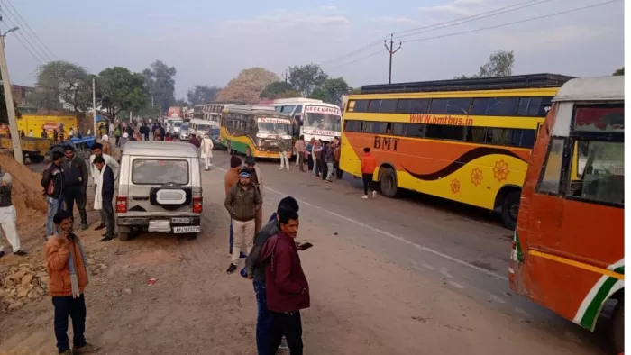 प्रयागराज का मार्ग बंद होने के कारण लगा जाम। जागरण
