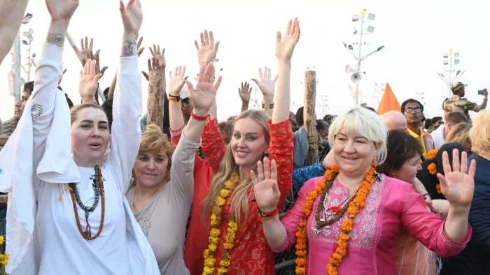 गंगा मइया का जयघोष करते कजाकिस्तान व रूस व यूक्रेन से आएं श्रद्वालु। (तस्वीर जागरण)