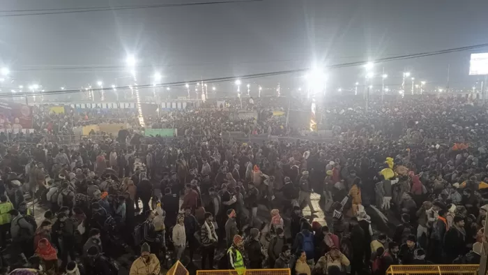 संगम तट पर स्नान कर रहे लोग, भगदड़ के बाद नियंत्रण में हालात (फोटो- जागरण)