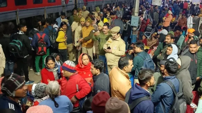 Maha Kumbh Mela 2025: सेंट्रल स्टेशन पर श्रद्धालुओं की भीड़, संभालते अधिकारी। रेलवे