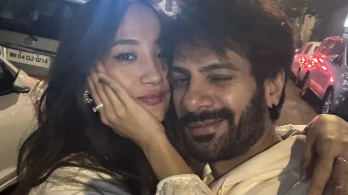 करणवीर मेहरा ने शेयर की चुम दरांग के साथ तस्वीर