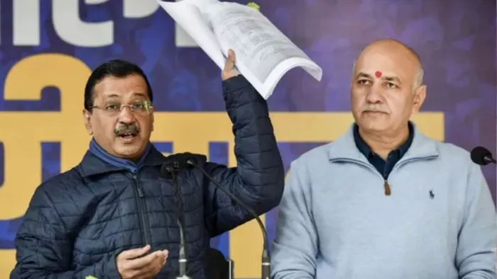 आप संयोजक अरविंद केजरीवाल के साथ मनीष सिसोदिया। (फाइल फोटो सौ.- ANI)