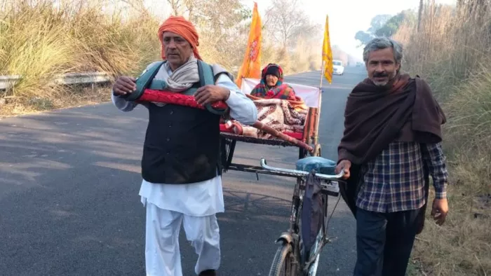 Mahakumbh 2025: खतौली वृद्ध मां को बुग्गी में बैठाकर कांधे खींचकर महाकुंभ स्नान कराने ले जा रहा सुदेशपाल।-जागरण