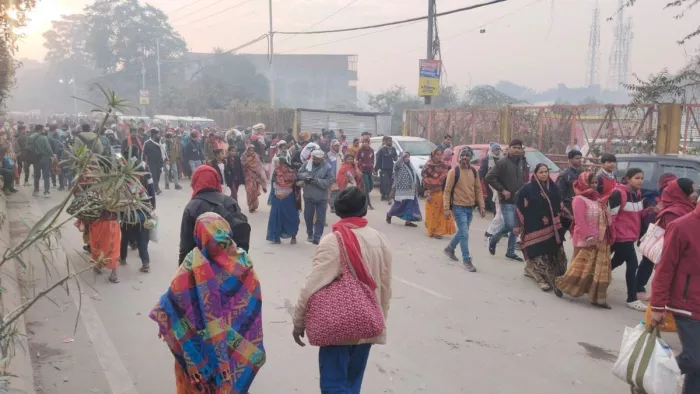 प्रयागराज के महाकुंभ में स्नान के लिए पहुंचे श्रद्धालु।