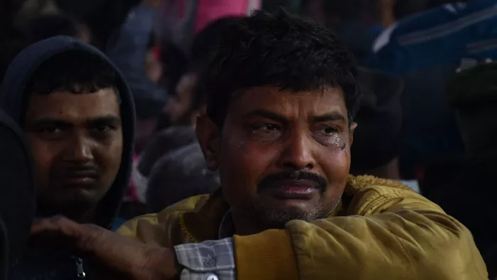 महाकुंभ मेला में संगम पर भगदड़ के बाद संगम घाट के पास बैरिकेडिंग पर खड़े होकर रोते श्रद्धालु।-गिरीश श्रीवास्तव