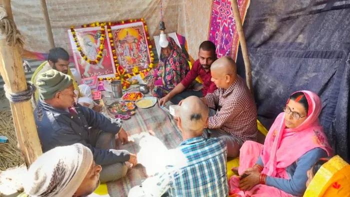 Maha Kumbh 2025: श्रीरामचरितमानस का पाठ करते श्रद्धालु। जागरण