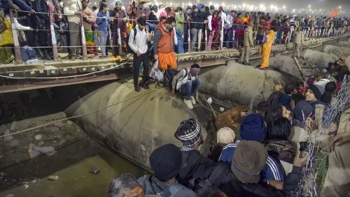 Maha Kumbh 2025 में पीपा पुल पर लोगों की भीड़। पीटीआई