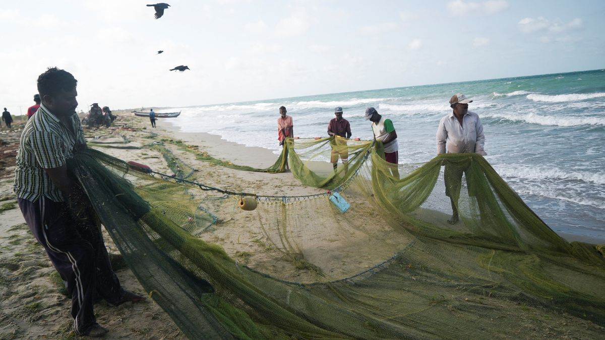 https://www.jagranimages.com/images/newimg/29012025/29_01_2025-sri_lanka_fisherman_23875294.jpg