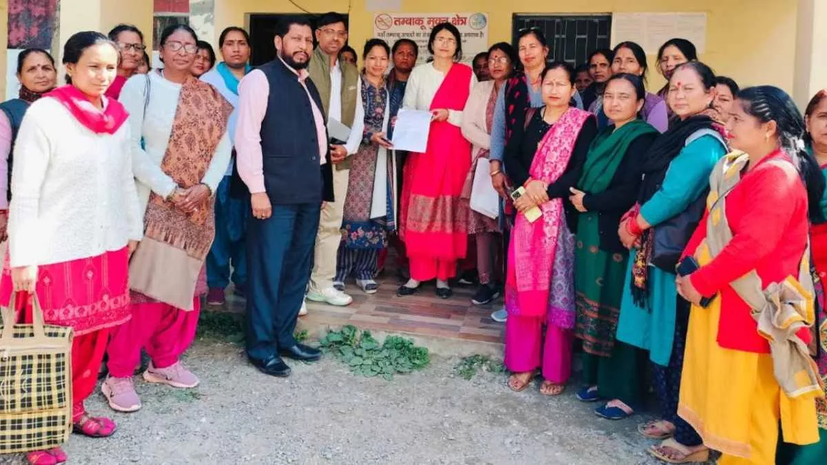 जारी है आंगनबाड़ी कार्यकर्ताओं का प्रदर्शन, पूर्व CM हरीश रावत ने आंदोलनरत महिलाओं से की फोन पर बात