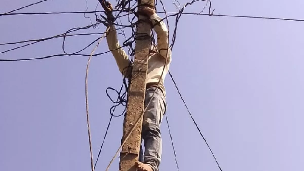 UPPCL: यूपी के इस जिले में बिजली विभाग की बड़ी कार्रवाई, बकायेदारों के उखाड़े मीटर: कनेक्शन भी काटे