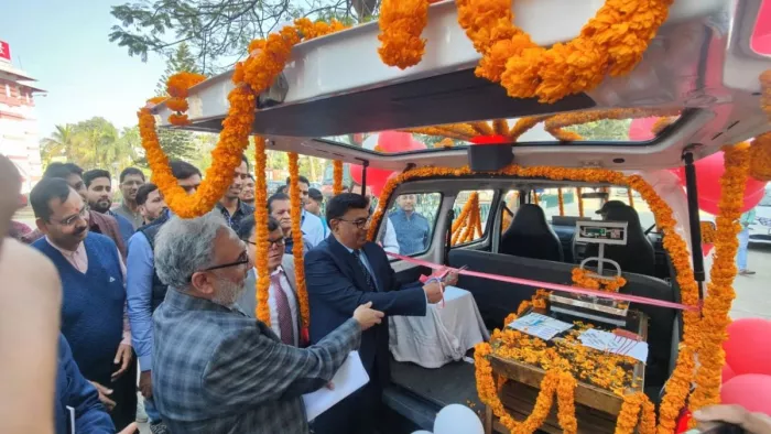 मोबाइल वैन पार्सल बुकिंग सुविधा का शुभारंभ करते सीपीएमजी अनिल कुमार व अन्य। (जागरण फोटो)