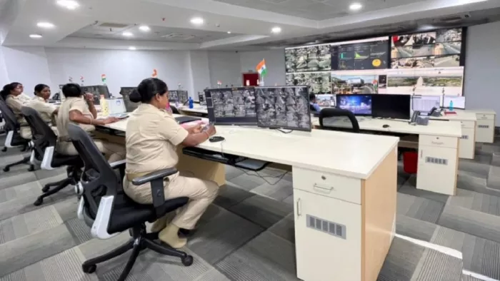 कमांड कंट्रोल एंड कम्युनिकेशन सेंटर की एक फोटो।