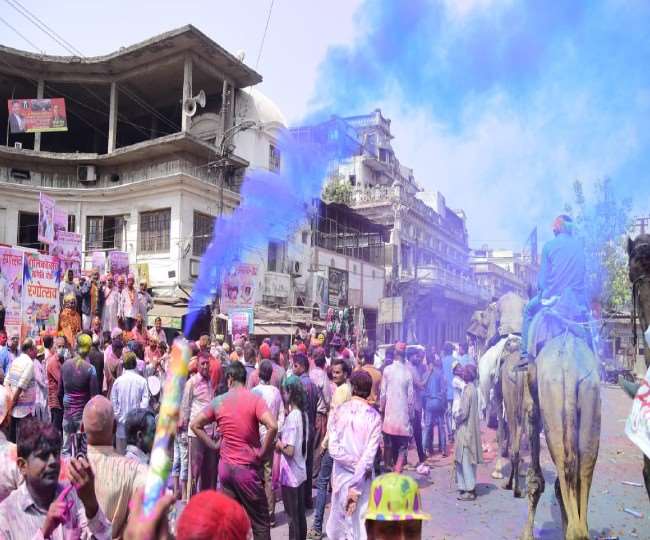 Holi Celebration in Lucknow चौक में गाजे बाजे के साथ निकला जुलूस