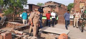 मीरजापुर के चील्&zwj;ह में हत्&zwj;या के बाद जांच के लिए पहुंची पुलिस।