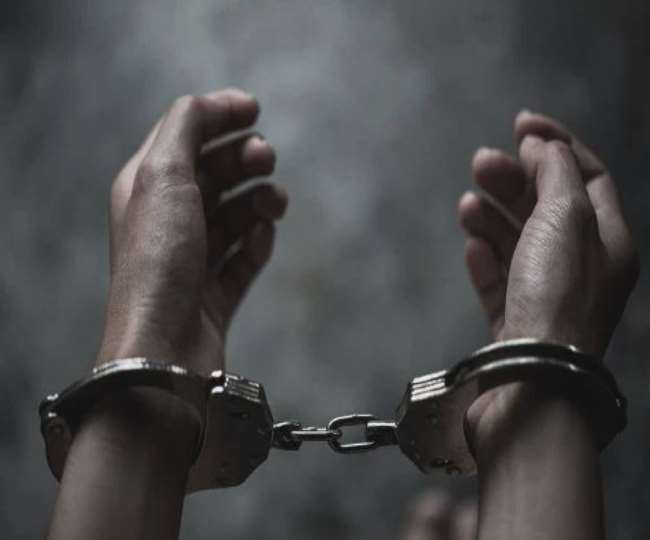 मकान मालिक ने चोरों को पकड़ कर पुलिस को सौंप दिया।