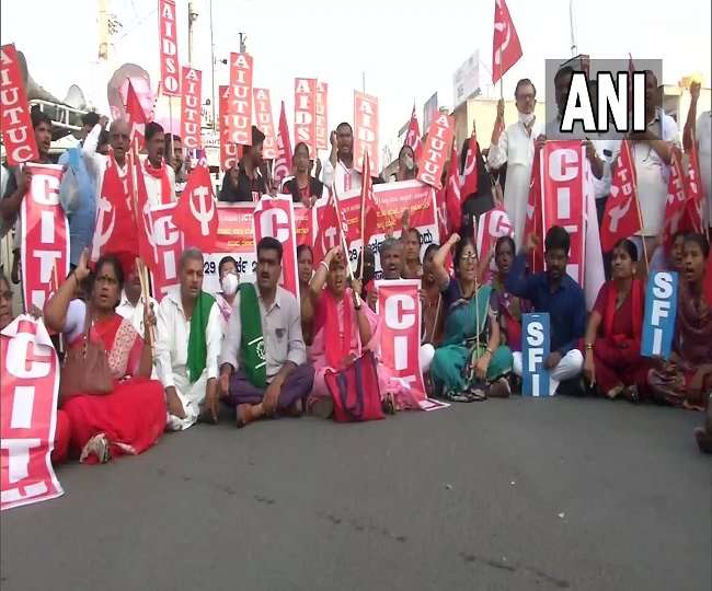 भारत बंद का दूसरा दिन: कई राज्यों में बंद हैं दुकानें, सड़कों पर जारी है विरोध प्रदर्शन