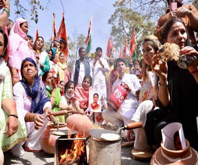 दिल्ली में भारतीय युवा कांग्रेस ने केंद्र सरकार के खिलाफ किया प्रदर्शन।
