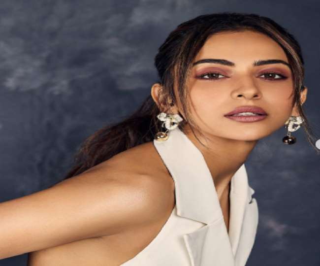Rakul Preet Summer Look: Rakul Preet Singh summer look came out in white dress.