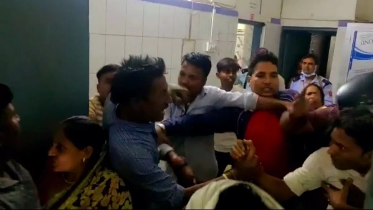 आरा सदर अस्पताल में दो गुट भिड़े, सुरक्षाकर्मियों के सामने ही सरेआम चले लात-घूंसे