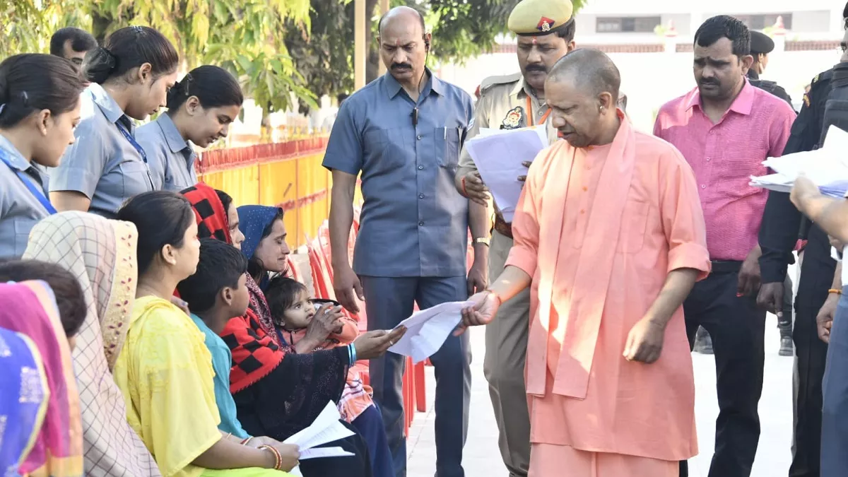 Gorakhpur: सीएम योगी ने जनता दर्शन में सुनी 700 लोगों की समस्याएं, बोले- बख्शे न जाएं कमजोरों को उजाड़ने वाले