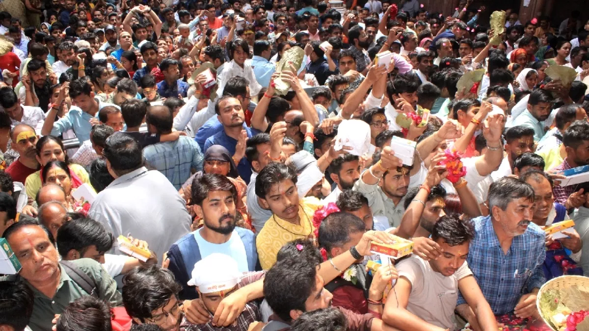 Mathura News: कोरोना ने दी दस्तक, बेखबर श्रद्धालु; बांकेबिहारी मंदिर में हर दिन उमड़ रही भक्तों की भारी भीड़
