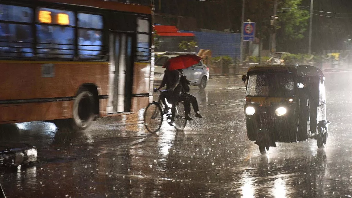 Delhi-NCR Weather: दिल्ली-एनसीआर में बदला मौसम का मिजाज, तेज आंधी के साथ हल्की बारिश; तापमान में आई गिरावट