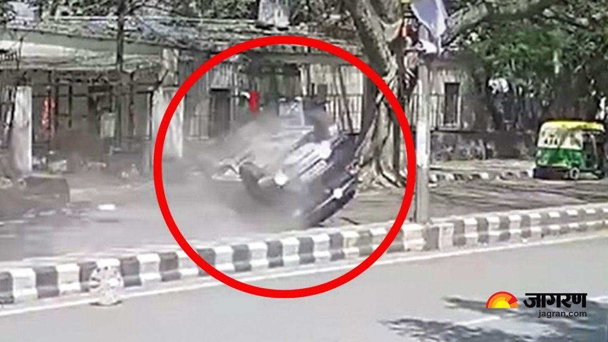 Delhi Car Accident तेज रफ्तार कार डिवाईडर से टकराकर पलटी, हवा में कई बार खाई कलाबाजियां high