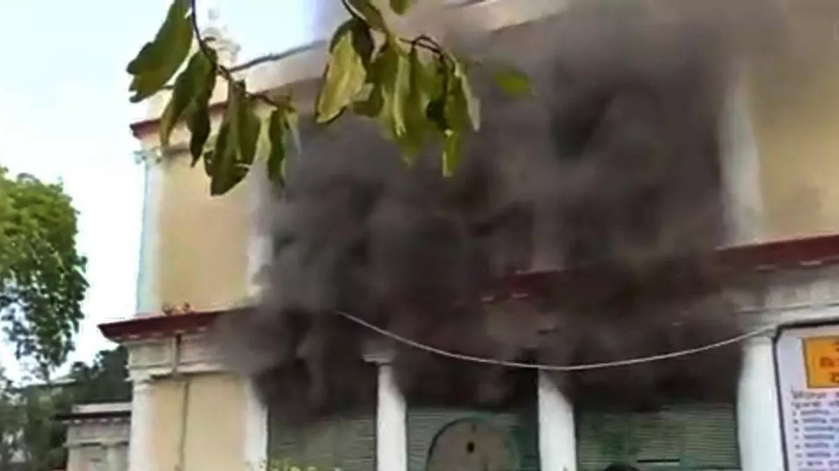 Bihar: पटना कॉलेज के प्रशासनिक भवन में लगी आग, 50 लाख से अधिक का नुकसान; 400 साल से ज्यादा पुरानी है बिल्डिंग