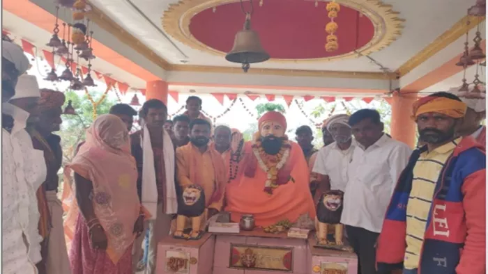 एक ही परिवार के आठ सदस्यों की हुई घर वापसी, बोले - भटक गए थे, अब आनंद आ रहा है
