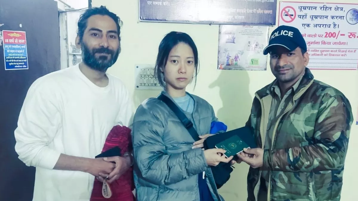 Haridwar News: पुलिस ने ढूंढ निकाला पासपोर्ट व करेंसी, वापस मिला सामान तो कोरियाई युवती के चेहरे पर लौटी खुशी
