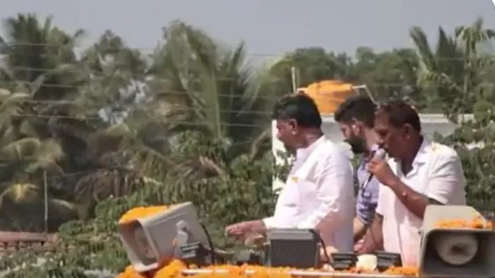 Karnataka के मांड्या में कांग्रेस प्रमुख डीके शिवकुमार ने रोड शो में की नोटों की बारिश
