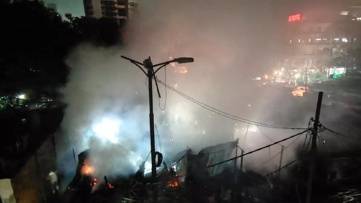 Lucknow: बांसमंडी में भीषण आग, गाड़ियों के टैंक फटने से ताबड़तोड़ धमाके; छह गोदाम, दो गैराज और एक झोपड़ी जली