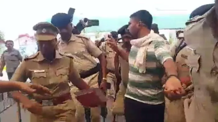 पटना एयरपोर्ट पर Manish Kashyap ने कहा- नेताओं पर भरोसा नहीं, पुलिस को लेकर कह दी बड़ी बात