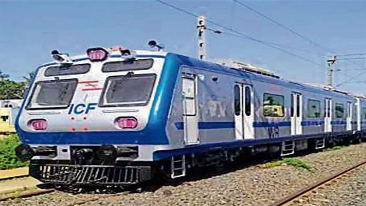 मुंबई लोकल के पश्चिम रेलवे में 15 डिब्बों वाली छह नई ट्रेनों की शुरूआत, मध्य रेलवे अभाव में फंसा