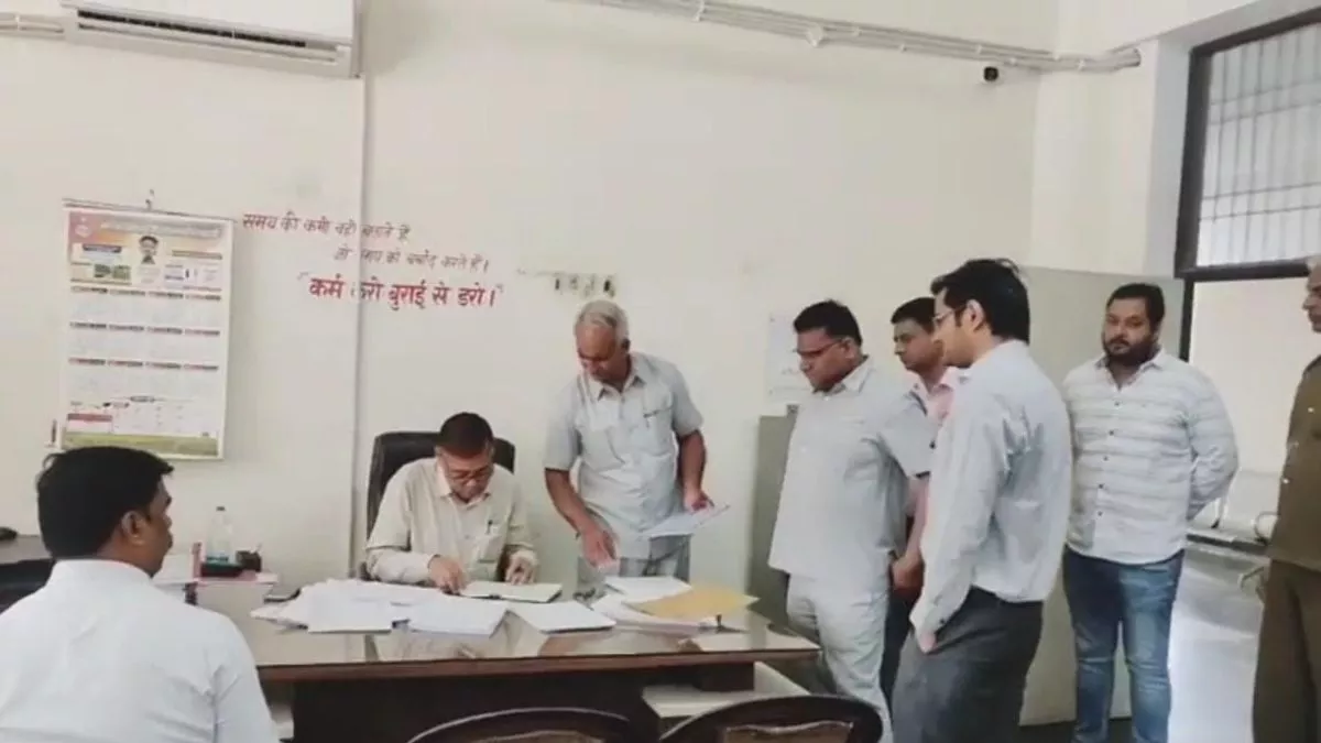 Rewari: आरटीए कार्यालय में सीएम फ्लाइंग की छापेमारी, 8 कर्मचारी मिले गैर हाजिर, रिपोर्ट तैयार कर होगी कार्रवाई