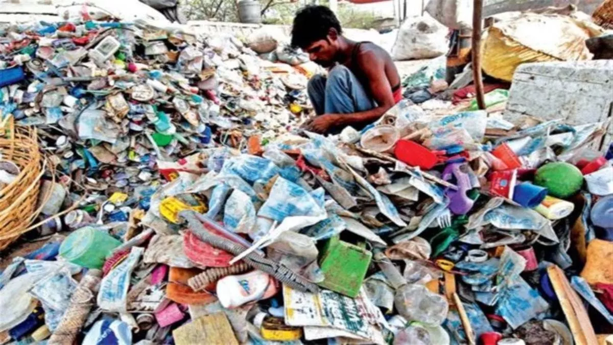 Noida: अधिकारियों के साथ व्यापारियों की झड़प, 250 किलो प्रतिबंधित सिंगल यूज प्लास्टिक जब्त;  तीन वेंडर पकड़े