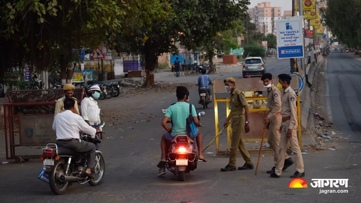 UP News: गंगा बैराज पर पुलिस के सामने बाइक सवार ने किया स्टंट, पांच हजार का चालान कटा