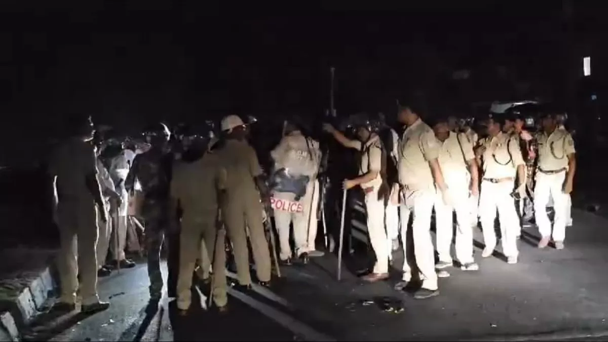 Jharkhand News: पुलिस पर पथराव मामले में कार्रवाई तेज, कई नामजद... 200 अज्ञात लोगों के खिलाफ FIR दर्ज