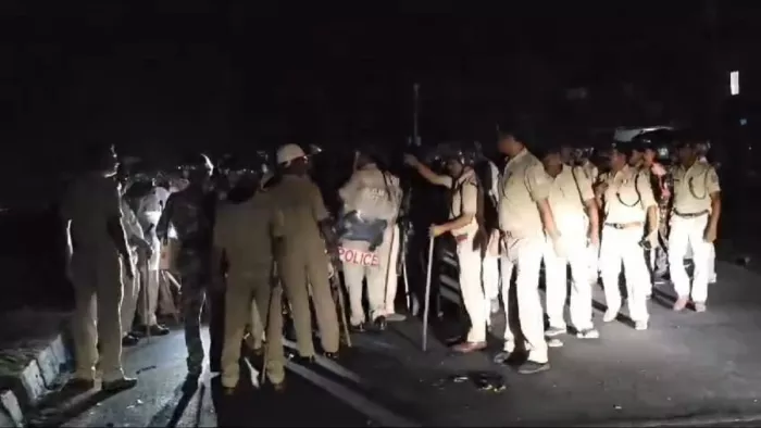 पुलिस पर पथराव मामले में कई नामजद और 200 पर एफआईआर दर्ज