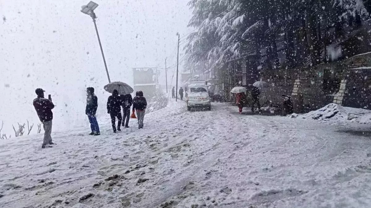 Himachal Weather Update- लाहौल घाटी में उमड़ा पर्यटकों का जनसैलाब, मार्च में भी बर्फबारी का लुत्फ; आखिर कब बदलेगा मौसम