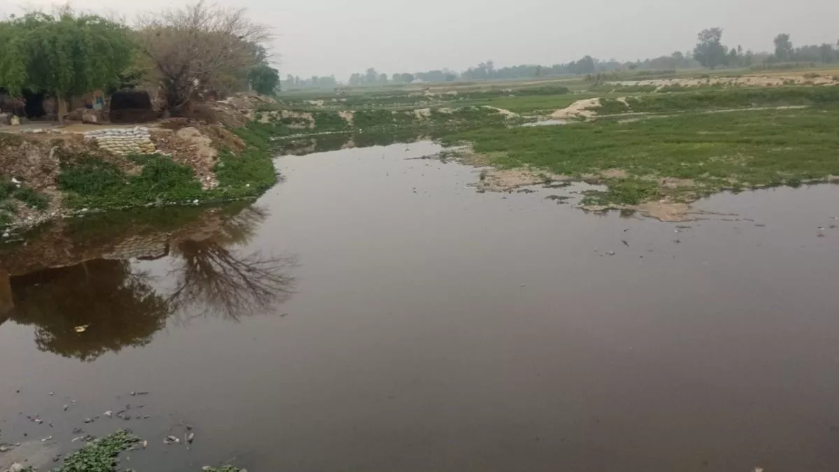Hapur News: पैर फिसलने से तालाब में गिरे दो मासूम, बच्चों की मौत से परिवार में छाया मातम
