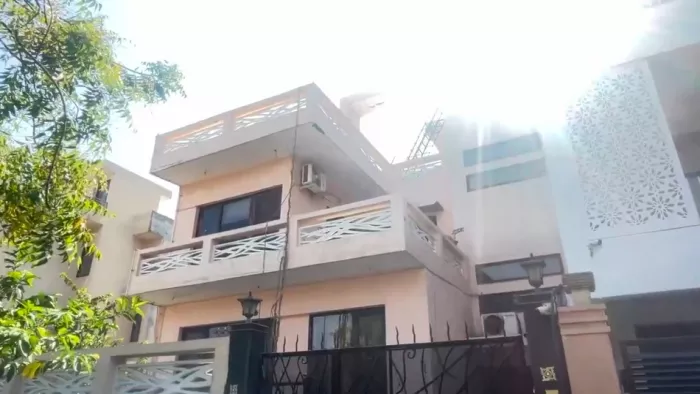 नोएडा की इसी कोठी में चलता था सेक्स का गंदा धंधा।