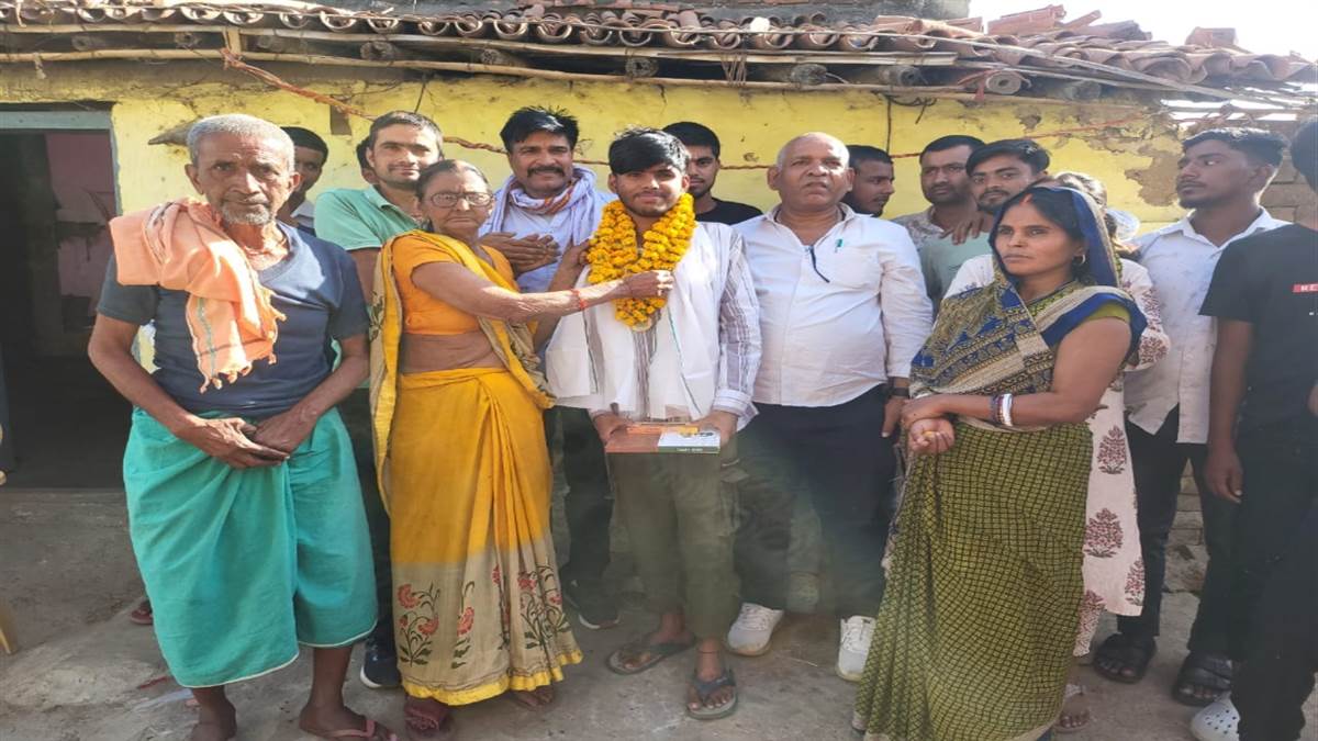 bihar boy secures 7th rank in matric exams aims for iit and civil services