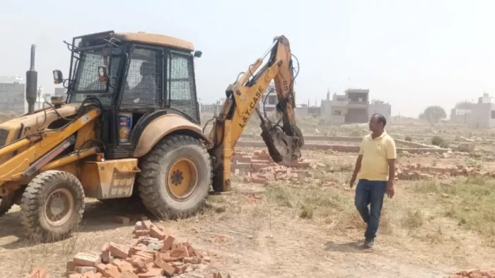 पीडीए की टीम द्वारा ध्वस्तीकरण की कार्यवाही की गई। सौजन्य-पीडीए